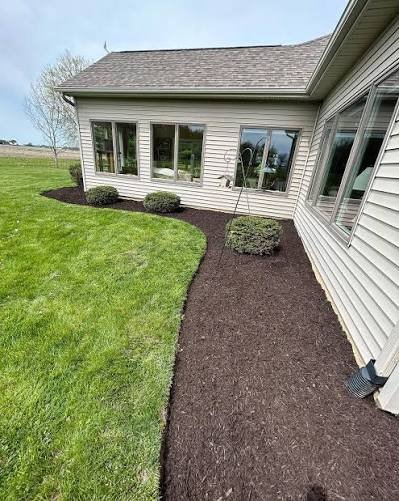 Fresh mulch bed install along siding, Columbus OH